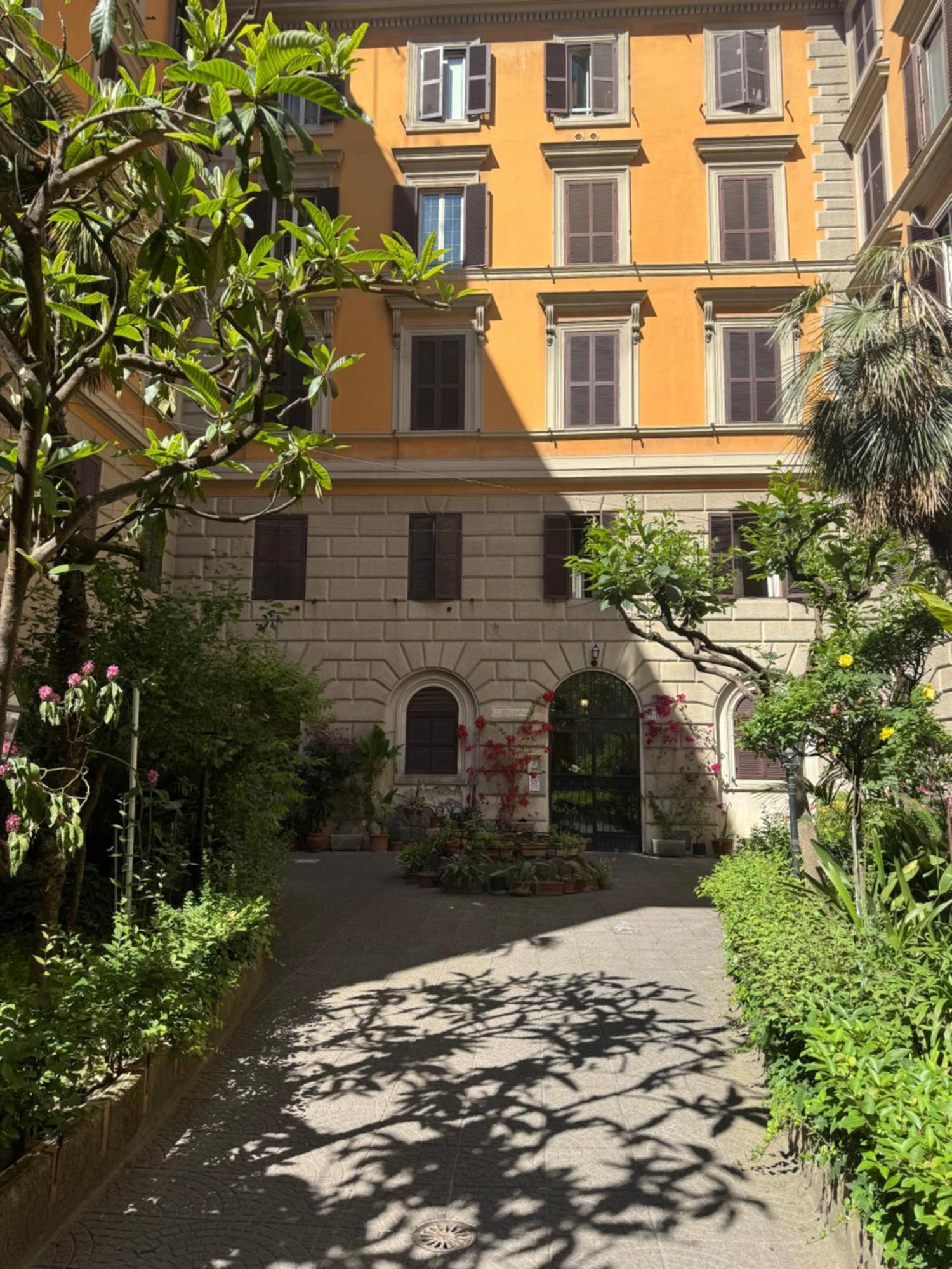 Larissarooms, Rome